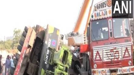 biker injured i after crane collapsed on eastern expressway while transported from a truck