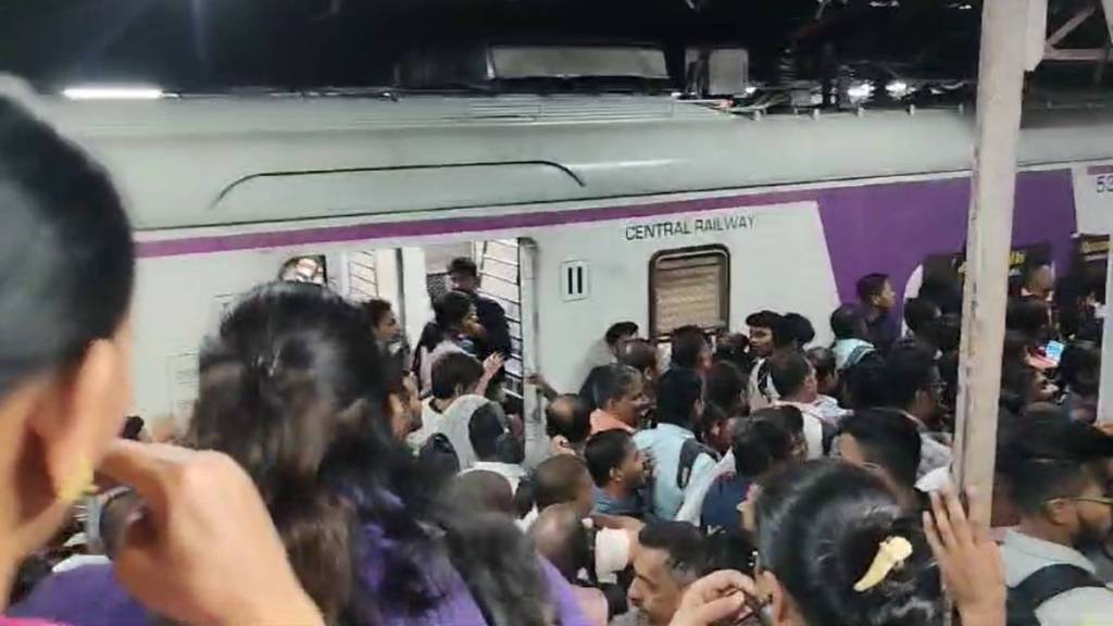 confusion among passengers after badlapur local departing from thane replaced with csmt local train confusion among passengers after badlapur local departing from thane replaced with csmt local train
