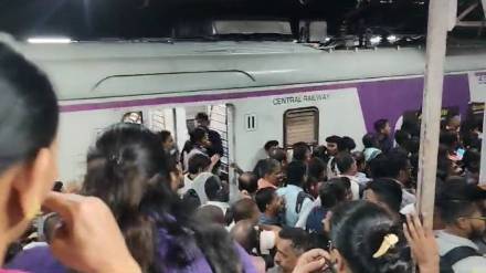 confusion among passengers after badlapur local departing from thane replaced with csmt local train