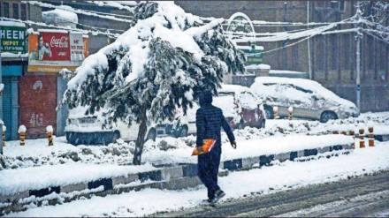 heavy snowfall disrupts life in valley heavy snowfall disrupts life in valley