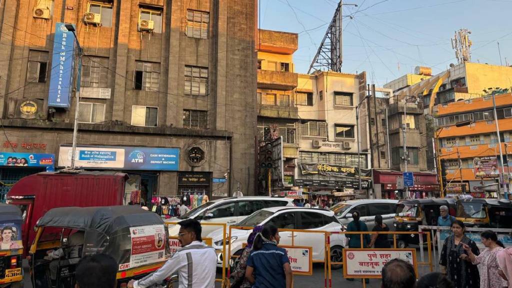 Traffic jam due to closure of road leading from Shaniwar Chowk towards Mandai Pune news