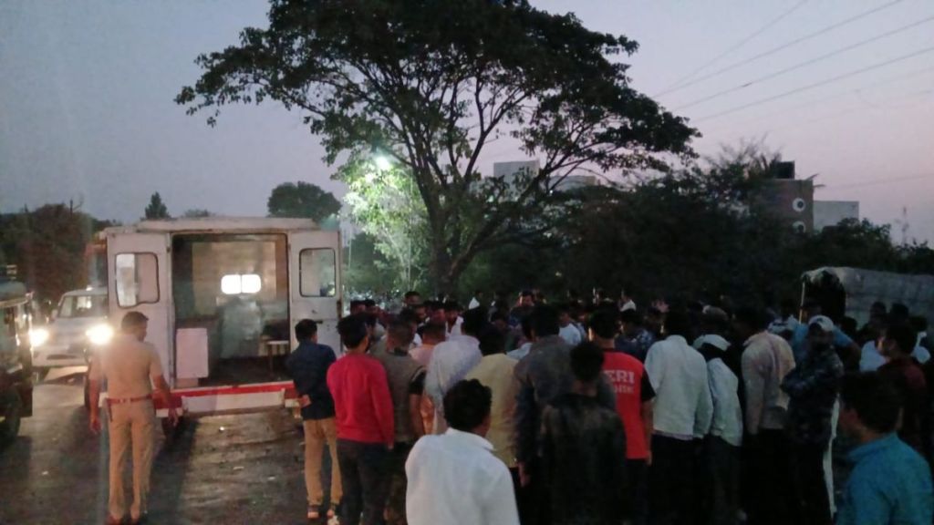 Two people died in accident on Peth road nashik Two people died in accident on Peth road nashik