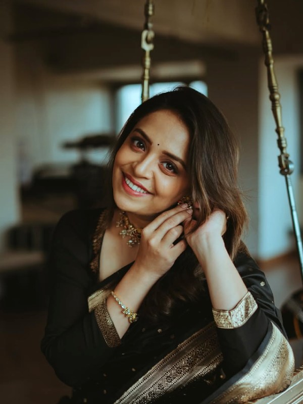 Kunjika Kalwint Black Saree Look