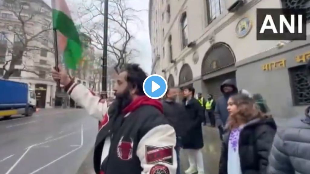 Protest by a pro-Khalistan mob outside the Indian High Commission in London met counter-protest Protest by a pro-Khalistan mob outside the Indian High Commission in London met counter-protest