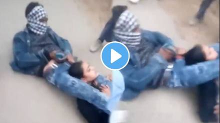 Shocking video In Amroha, Uttar Pradesh, a girlfriend was thrown on the road and strangled Shocking video In Amroha, Uttar Pradesh, a girlfriend was thrown on the road and strangled