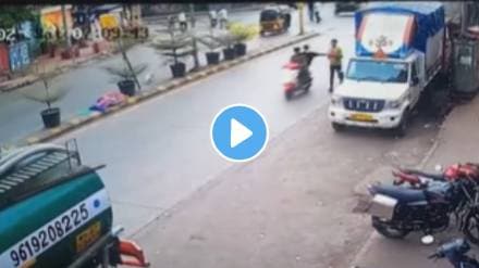 Thief absconded by pulling the gold chain of boy on Road of mumbai kandivali thrilling incident video viral Thief absconded by pulling the gold chain of boy on Road of mumbai kandivali thrilling incident video viral
