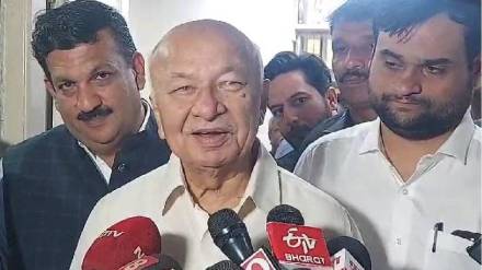 Sushilkumar Shinde ya ce al'umma a yanzu suna tunanin kabilanci da addini, wanda hakan bai dace ba a mahangar daidaiton zamantakewa. Sushilkumar Shinde ya ce al'umma a yanzu suna tunanin kabilanci da addini, wanda hakan bai dace ba a mahangar daidaiton zamantakewa.