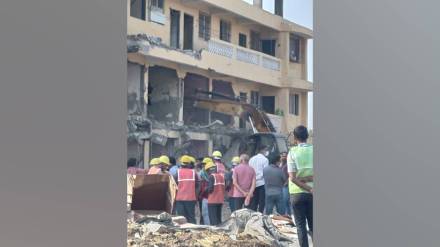 second phase of action against unauthorized buildings at Agrawal Nagar in Nalasopara also underway on Monday