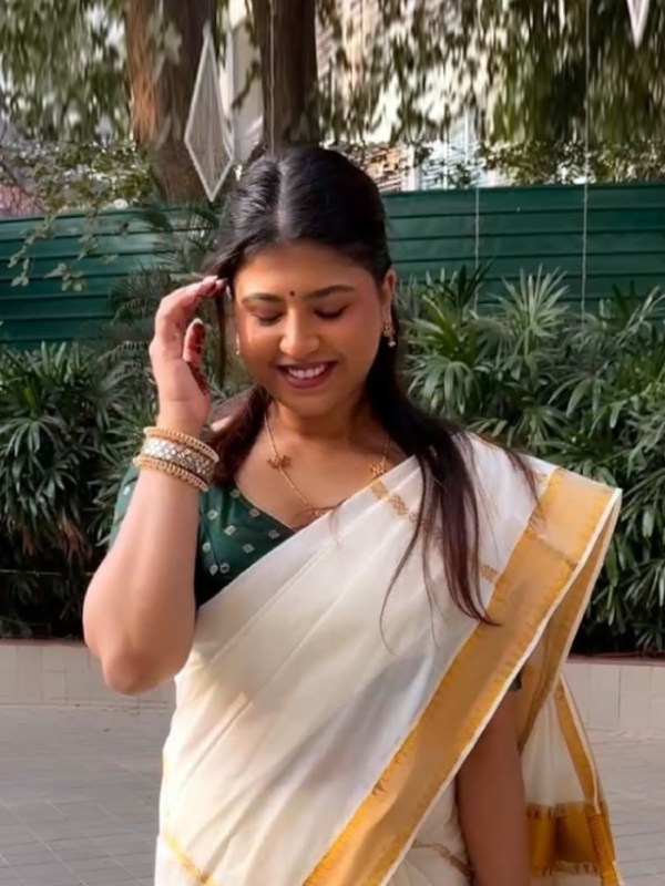 Sana Kedar Shinde White Golden Border Saree