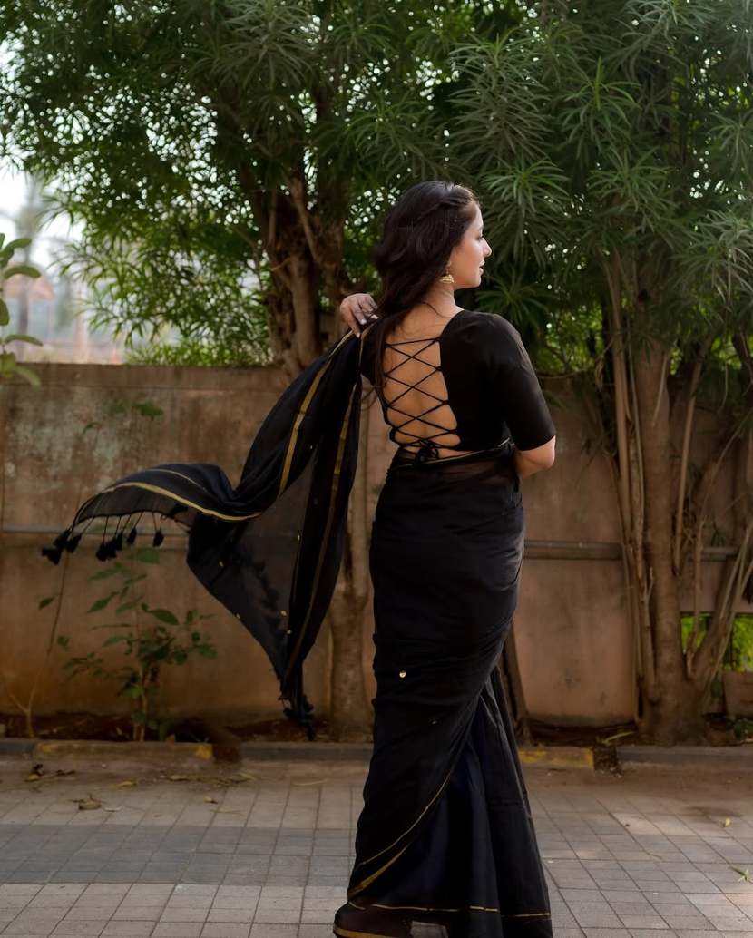 Sayali sanjeev makar sankrant look, sayali sanjeev in black saree