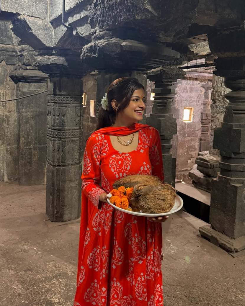 Marathi Actress Hemal Ingle Kolhapur Ambabai Darshan With Husband after marriage