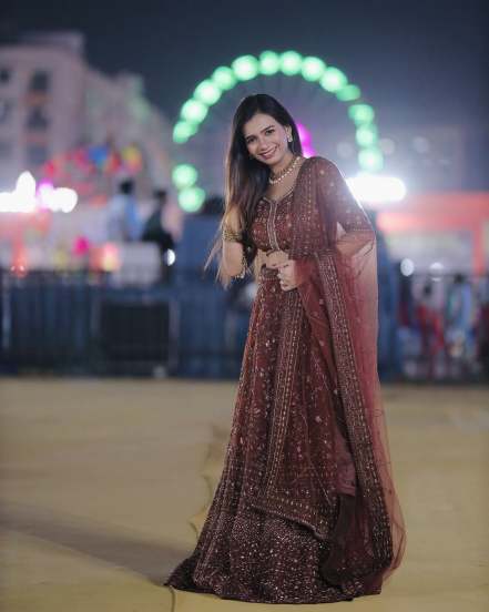 Famous Marathi Singer Sonali Sonawane shares pictures on social media in red lehenga