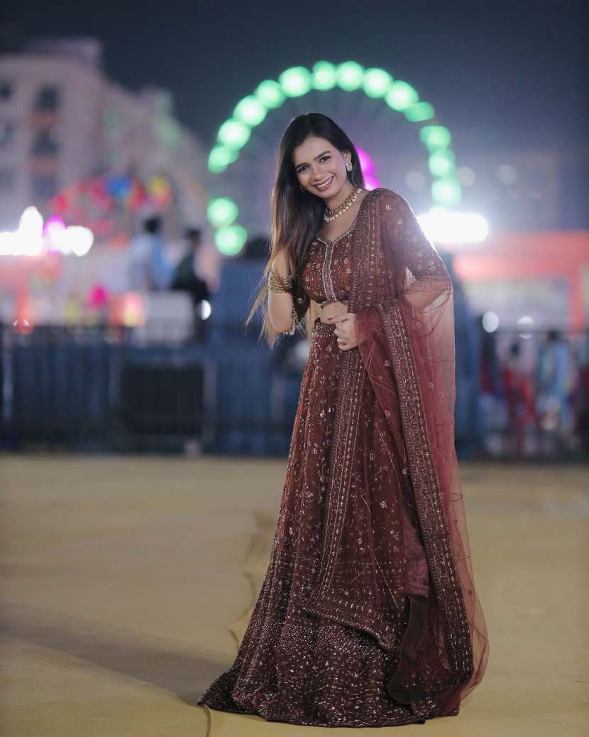 Famous Marathi Singer Sonali Sonawane shares pictures on social media in red lehenga 