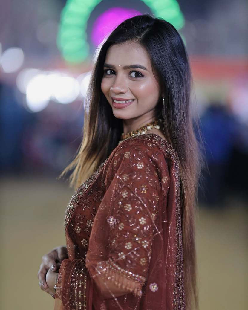 Famous Marathi Singer Sonali Sonawane shares pictures on social media in red lehenga 