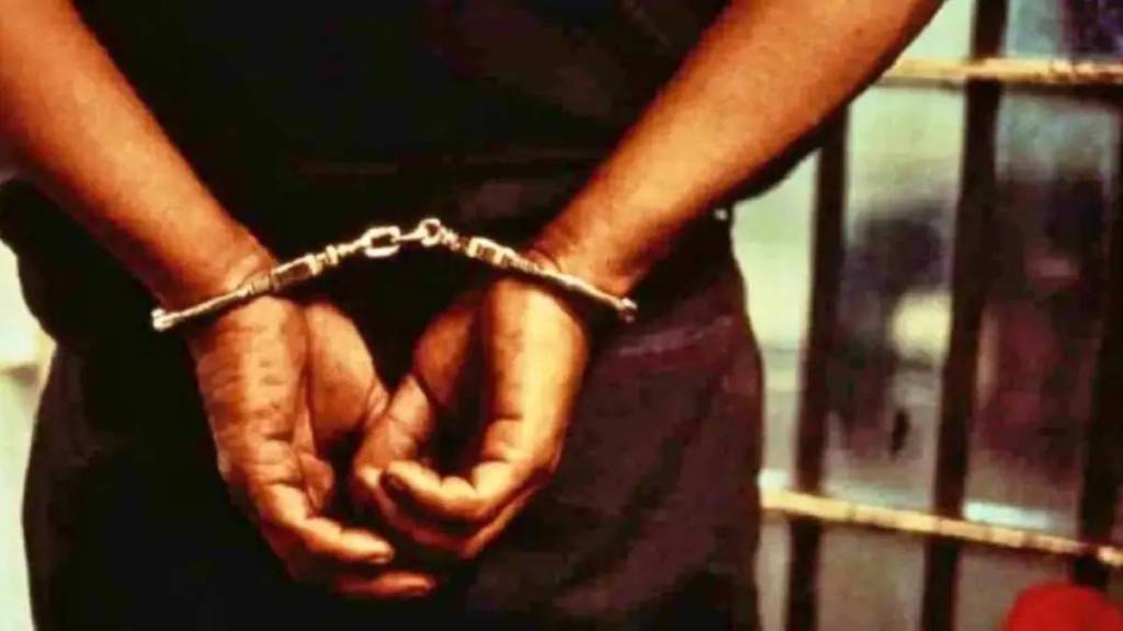 thief stealing mobile phones from passengers at swargate st station arrested
