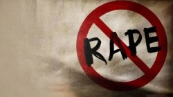 अश्लील चित्रफितीच्या आधारे धमकावले, अल्पवयीन मुलीवर सामूहिक बलात्कार