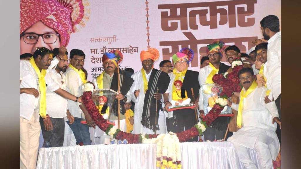 वसंतदादांसह प्रस्थापित नेत्यांनी दुष्काळी भागाला पाण्यापासून वंचित ठेवले; गोपीचंद पडळकर यांचा आरोप (लोकसत्ता टीम)  वसंतदादांसह प्रस्थापित नेत्यांनी दुष्काळी भागाला पाण्यापासून वंचित ठेवले; गोपीचंद पडळकर यांचा आरोप (लोकसत्ता टीम)