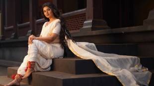 prajakta mali beautiful dance poses from the movie phullwanti