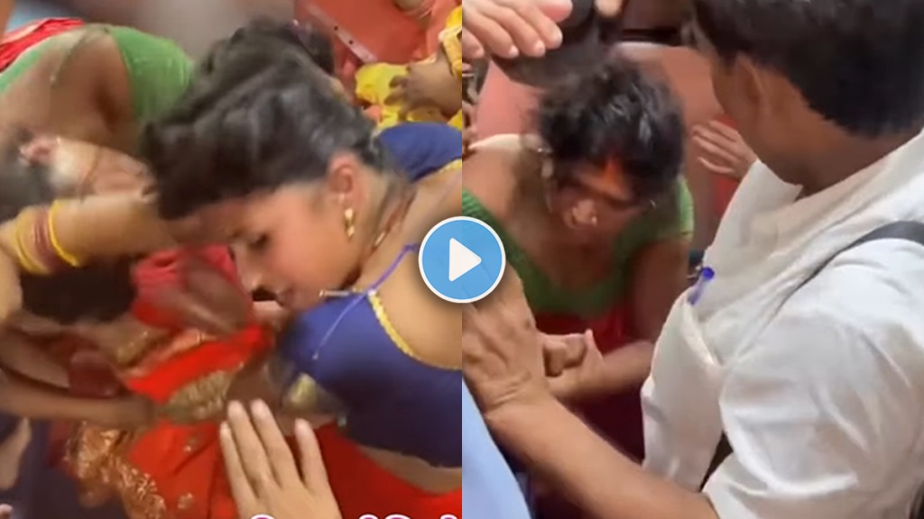 Train fight video two females dispute in train shocking video went viral Train fight video two females dispute in train shocking video went viral