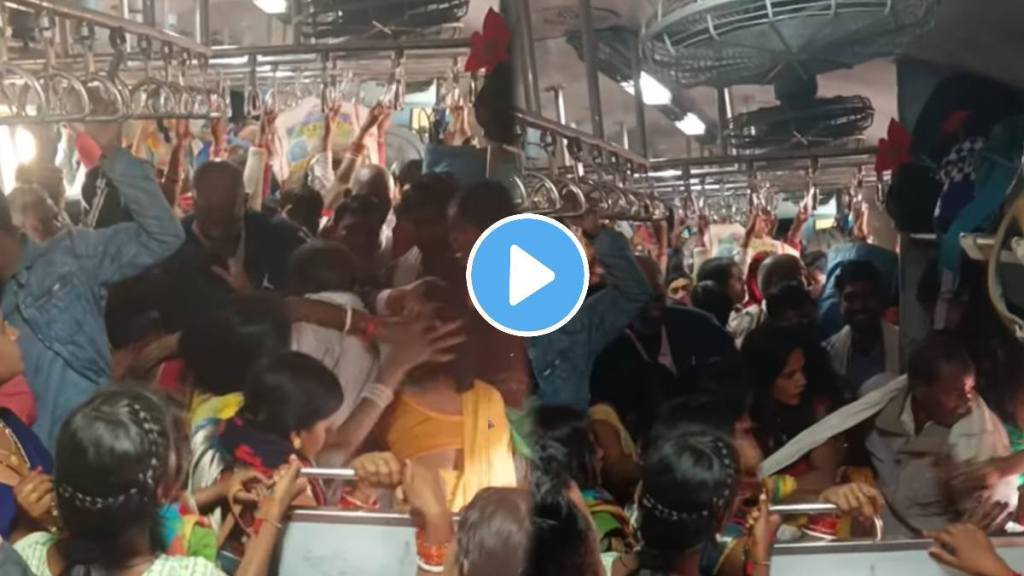 Shocking video in local train women fight weirdly video viral on social ...