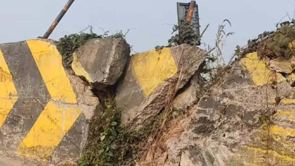 protective wall at the difficult bend in Bhoste Ghat on the Mumbai-Goa ...