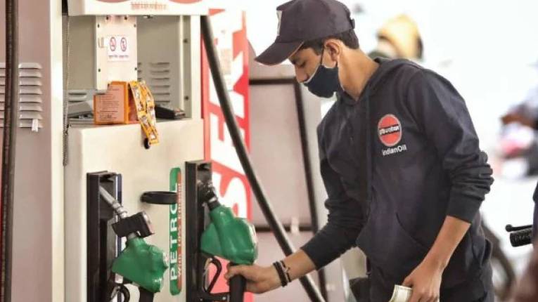 Petrol Diesel Price Today: आठवड्याच्या सुरुवातीलाच इंधनाच्या दरात बदल; गाडीची टाकी भरण्यापूर्वी तुमच्या शहरातील नवीन दर तपासा