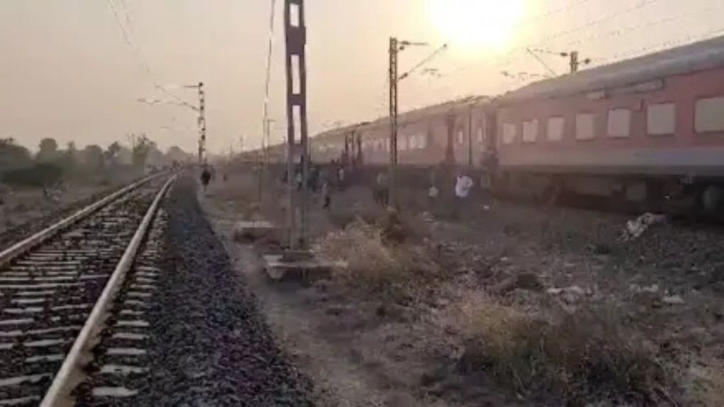 One person dies on Baramati railway tracks second incident of rail accident One person dies on Baramati railway tracks second incident of rail accident