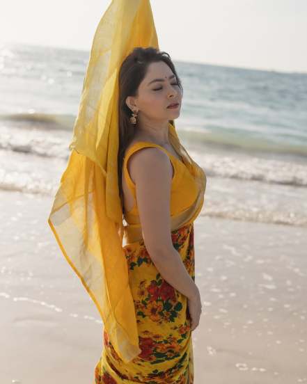 Sonali kulkarni beautiful saree photoshoot on kite beach dubai