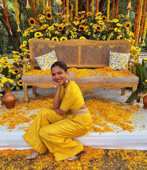 Shriya Pilgaonkar shares stunning electrifying pictures in yellow jumpsuit designed by her mother on social media