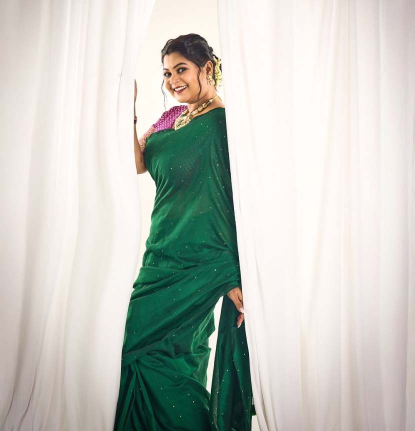  Namrata Sambherao shares pictures in green saree for Zee Chitra Gaurav Puraskar event