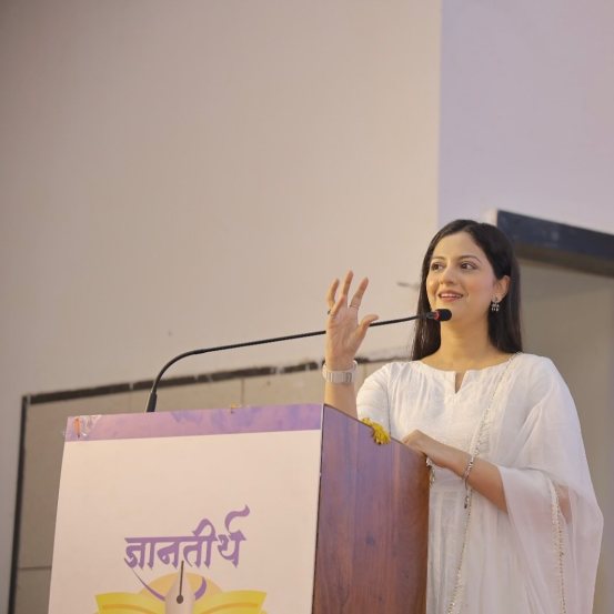 अभिनेत्री तेजश्री प्रधानने ‘प्रेमाची गोष्ट’ मालिका सोडल्यापासून ती ठिकठिकाणी फिरताना दिसत आहे.