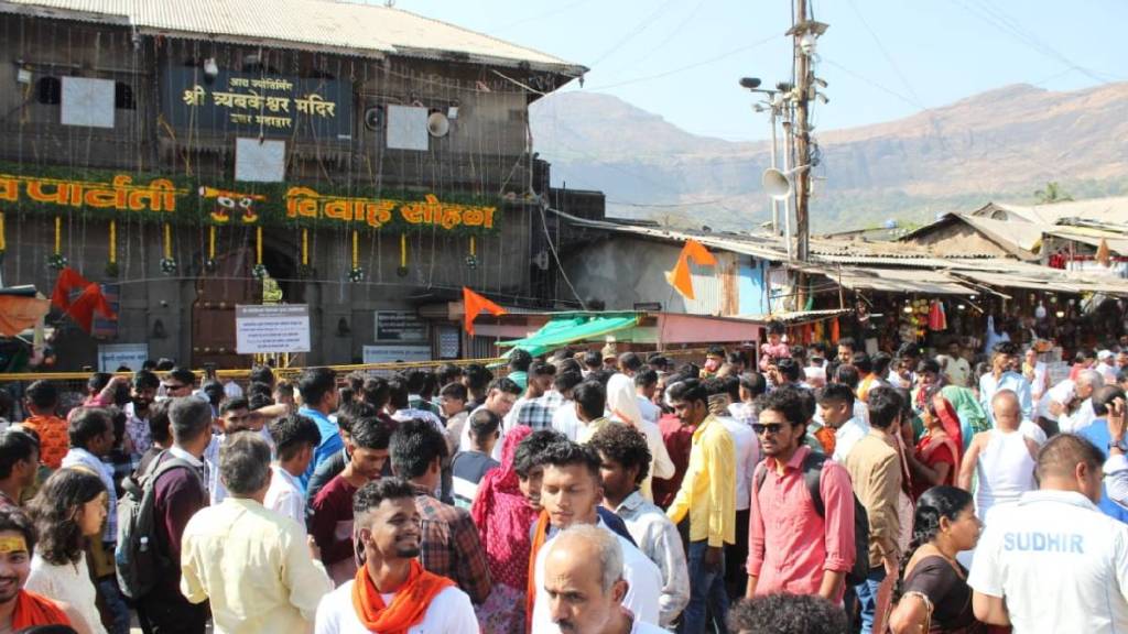 nashik district devotees Crowd Trimbakeshwar Jyotirlinga Temple Mahashivratri 2025 nashik district devotees Crowd Trimbakeshwar Jyotirlinga Temple Mahashivratri 2025