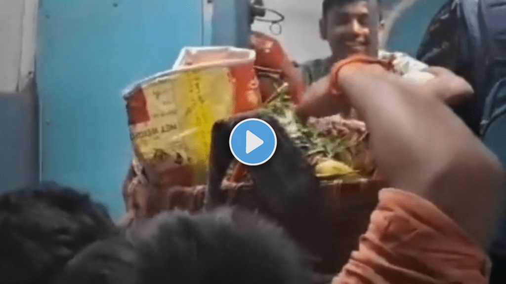 Viral Video Shows Vendor Harassed On Crowded Train Shocking Viral Video Shows Vendor Harassed On Crowded Train Shocking