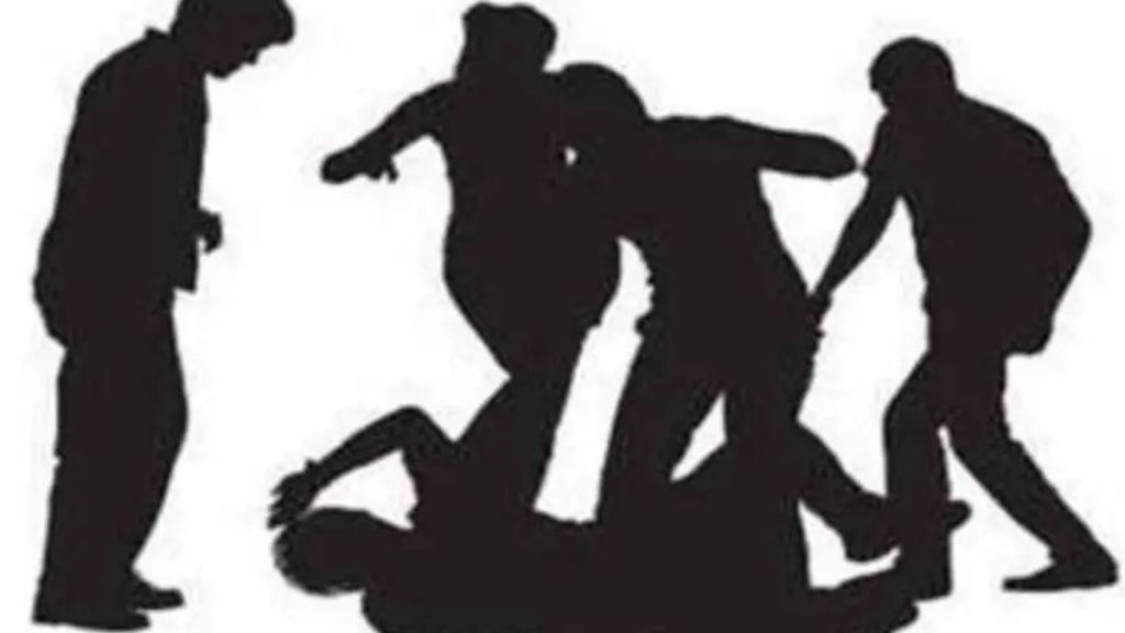 Young man beaten up for watching news against Valmik Karad and Dhananjay Munde Young man beaten up for watching news against Valmik Karad and Dhananjay Munde
