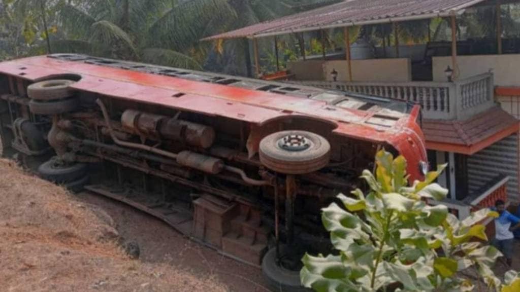 st bus overturned in vengurla taluka st bus overturned in vengurla taluka
