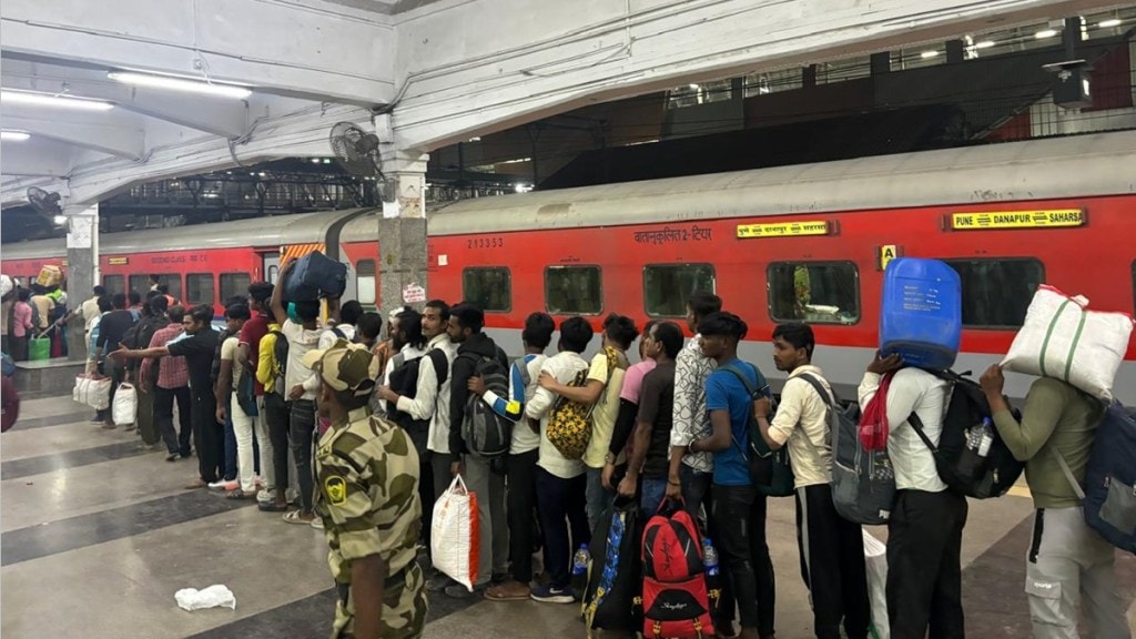 pune station maha kumbh crowd