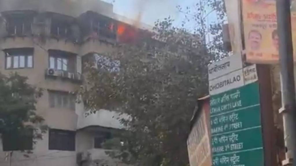 fire in residential building in Marine Lines news in marathi