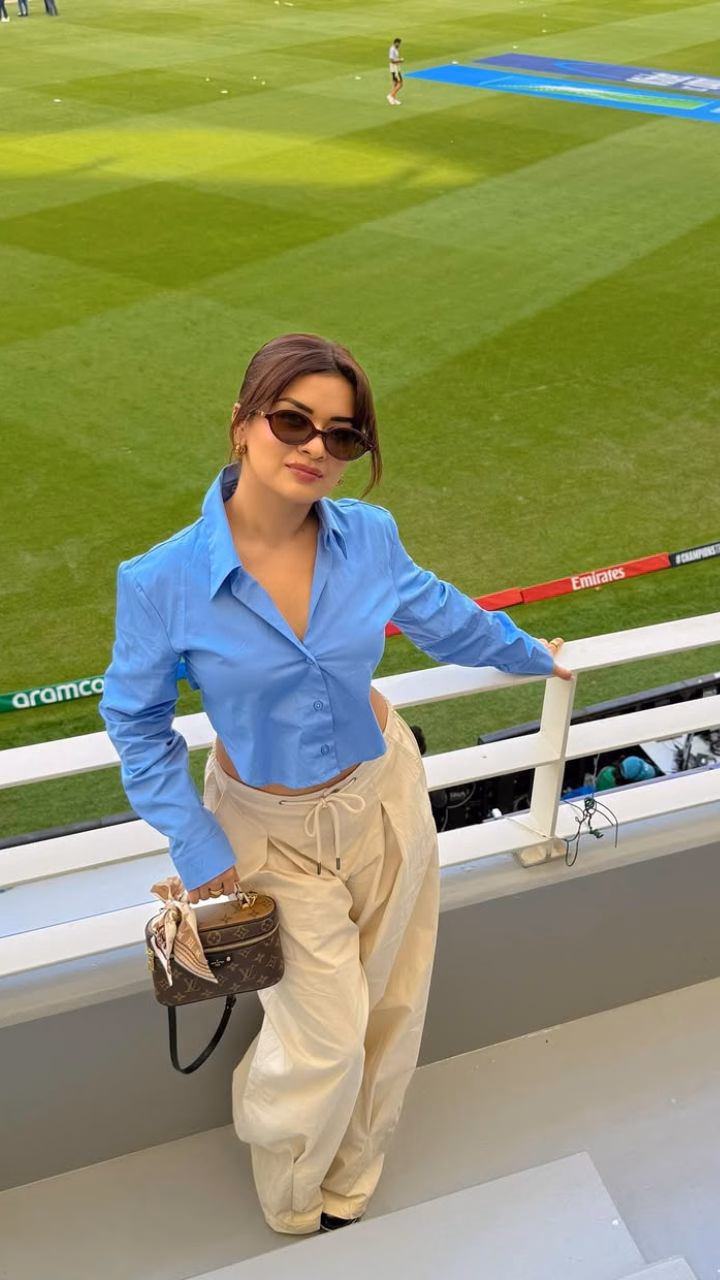 Avneet kaur flaunts her curvy figure in a tight shirt during india vs Australia match
