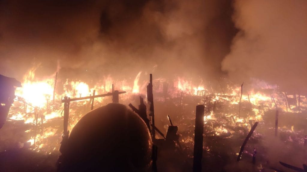 Massive fire breaks out in slums in Vasai 30 to 35 huts burnt down