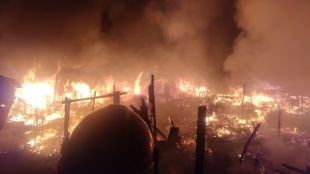 Massive fire breaks out in slums in Vasai 30 to 35 huts burnt down