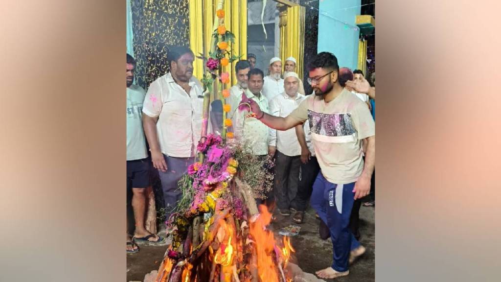 Holi dahan in front of mosque in Dharavi Hindu Muslim unity Mumbai print news