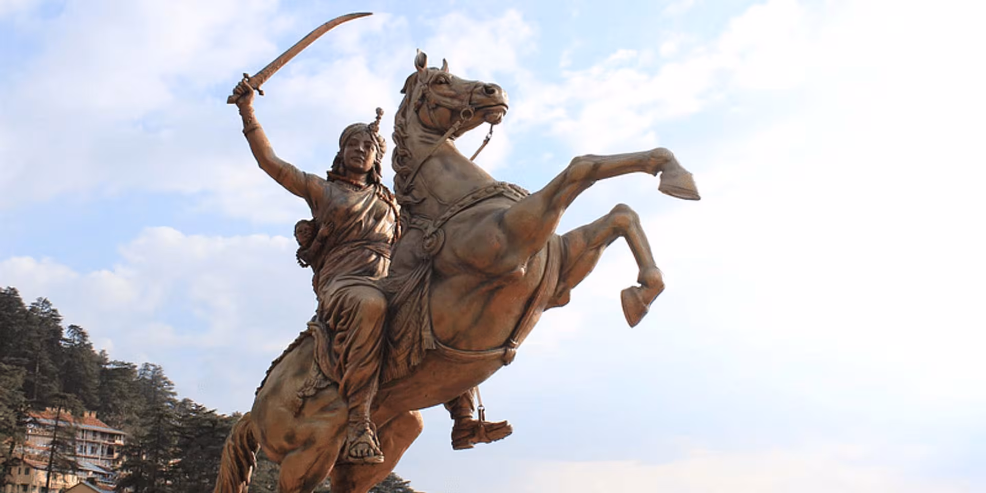 १. राणी लक्ष्मीबाई (१९३५-१८५८)झाशीची राणी लक्ष्मीबाई या भारताच्या पहिल्या स्वातंत्र्ययुद्धाचे (१८५७) प्रतीक आहेत. इंग्रजांनी झाशी काबीज करण्याचा प्रयत्न केला तेव्हा राणी आपल्या दत्तक मुलाला पाठीवर बांधून रणांगणात उतरल्या आणि इंग्रजांशी शौर्याने लढल्या. 