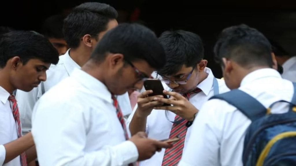 Delhi High Court On ban Smartphone Use in School Delhi High Court On ban Smartphone Use in School