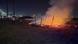 Massive fire breaks out at a hut near Mithagar in Vasai news