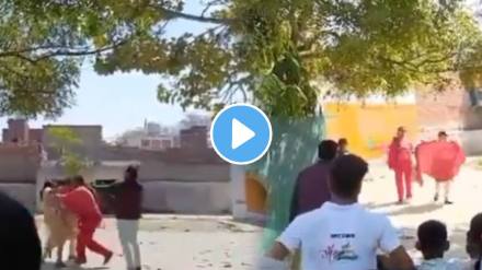 Shocking video female teachers attacked each other with sticks the agra primary school video