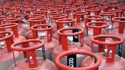 police took action against LPG gas cylinder refilling center