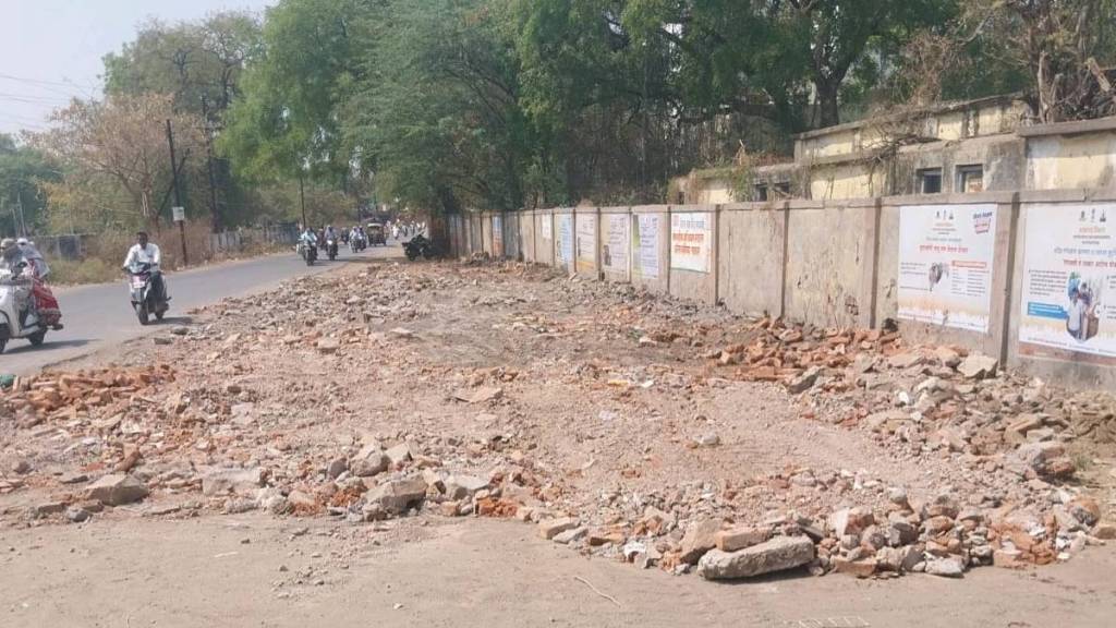 municipal corporation removed illegal encroachment near administrative building on mahatma phule Road