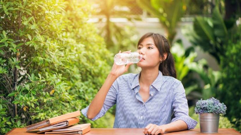 How to cool water naturally without a fridge