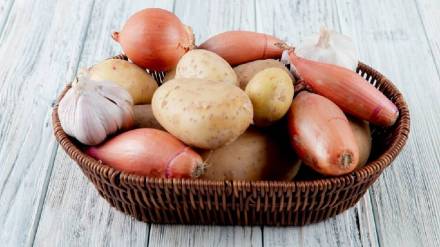Do not put onions and potatoes in one place