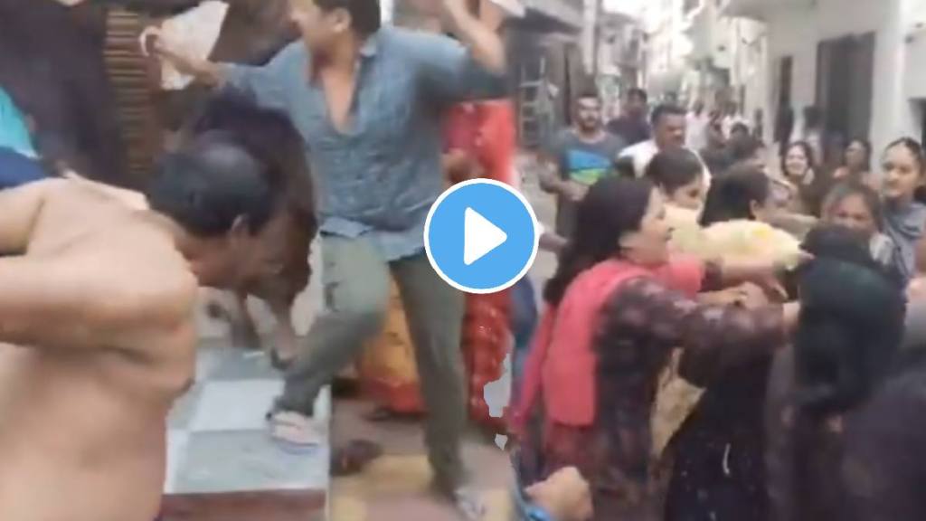 Shocking video Groups Of Women Are Fighting With Each Other In Pune Video Goes Viral Shocking video Groups Of Women Are Fighting With Each Other In Pune Video Goes Viral